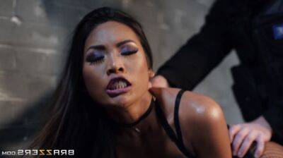 Asian beauty in fishnet tights gets properly fucked in the prison cell - sunporno.com - Britain