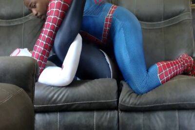 Spidey Man Pounds Gwen Gwen Pussy On Living Room Couch 14 Min With Gwen Stacy - upornia