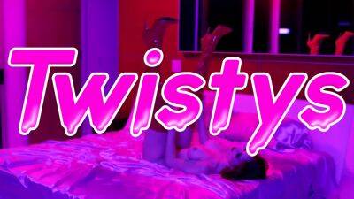 Busty blonde Kagney Linn Karter plays with petite Cadey Mercury - sexu.com