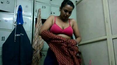 Horny Indian maid with no panties squirt - drtuber - India
