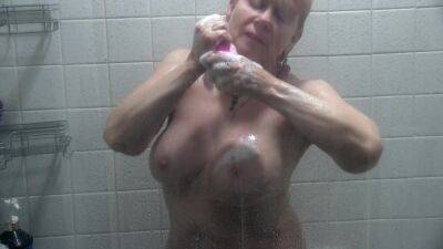 A Little Fun In The Shower - upornia
