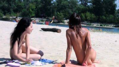 Nude beach girl gets together with her friends - drtuber