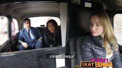 Female Taxi Pilot delivers facial - sunporno.com