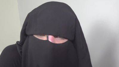 muslim babe gets given a special gift - upornia - Czech Republic