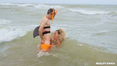 El Nino Polla - Cum In The Water Video With Jordi El Nino Polla, Shaynna Lover - RealityKings - hotmovs.com
