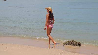 Hot Wife Pee N Flashing On Public Beach - upornia