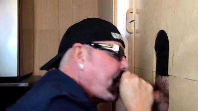 Bottom DILF gives head in gloryhole - drtuber