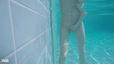 In a Pool - porntry.com